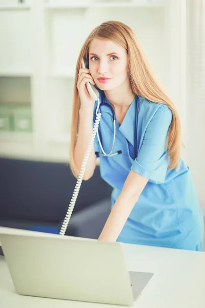 Ženský doktor mluví po telefonu v diagnostickém centru — Stock fotografie