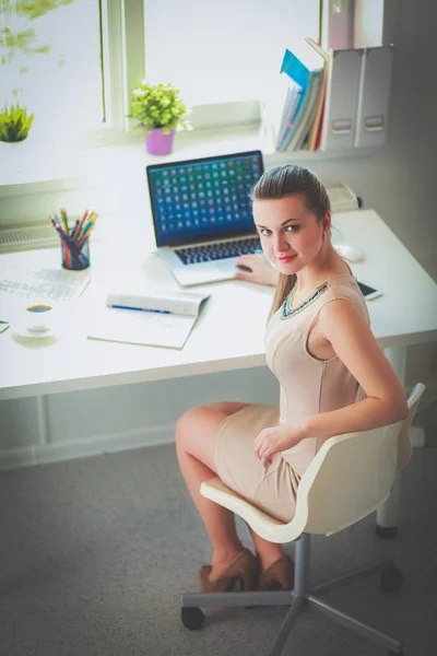 机とラップトップに座っている文書を持つ女性 — ストック写真