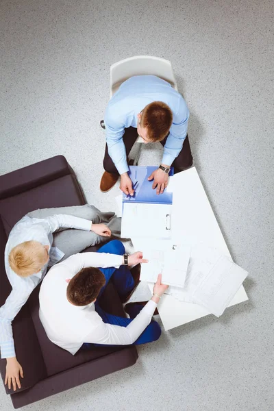 Zwei Geschäftsleute sitzen mit Laptop an ihrem Schreibtisch. Ansicht von oben — Stockfoto