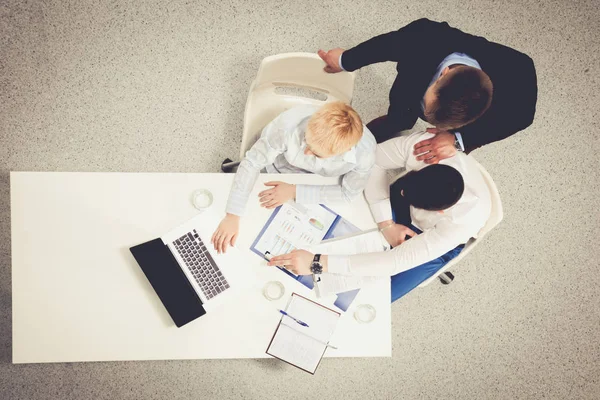 Laptop ile onların masada oturan iki iş adamları. Üstten Görünüm.