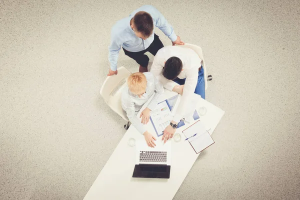 Laptop ile onların masada oturan iki iş adamları. Üstten Görünüm