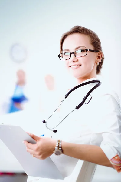 Ung kvinna läkare står på sjukhus med medicinsk stetoskop — Stockfoto