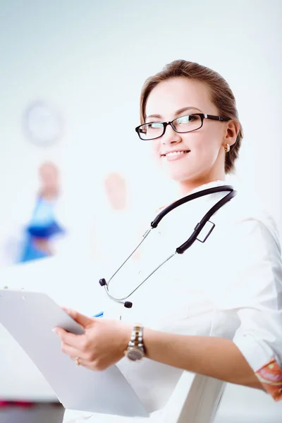 Jeune femme médecin debout à l'hôpital avec stéthoscope médical — Photo