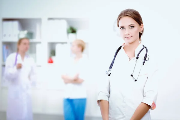 Jeune femme médecin debout à l'hôpital avec stéthoscope médical — Photo