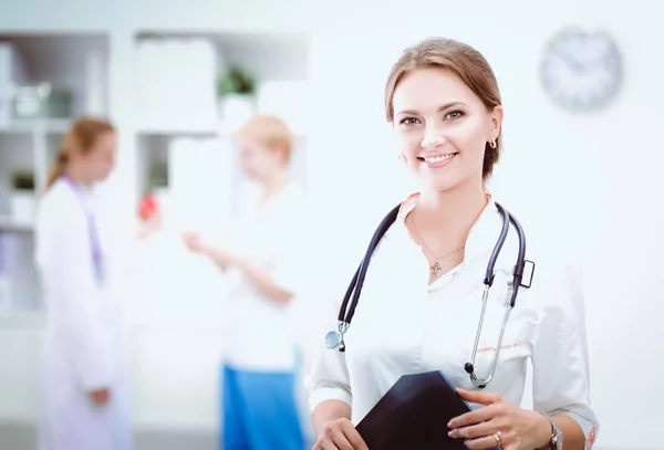 Jeune femme médecin debout à l'hôpital avec stéthoscope médical — Photo