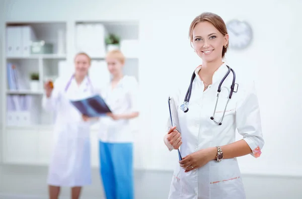 Jeune femme médecin debout à l'hôpital avec stéthoscope médical — Photo