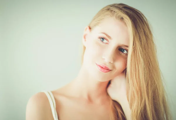 Retrato de mujer hermosa aislada sobre fondo gris —  Fotos de Stock