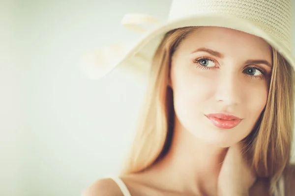 Retrato de belo modelo em chapéu, isolado em fundo branco — Fotografia de Stock