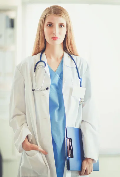 Retrato de médico mulher com pasta no corredor do hospital — Fotografia de Stock