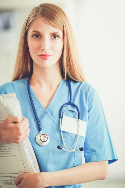 Porträtt av kvinnlig läkare med folder i sjukhuskorridoren — Stockfoto