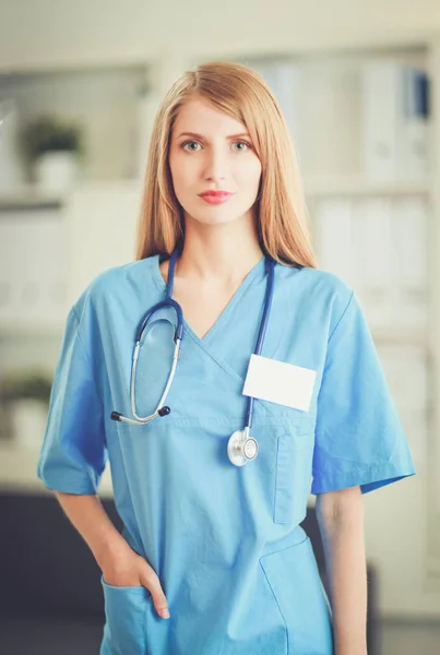 Hastane koridorunda klasörlü kadın doktor portresi. — Stok fotoğraf