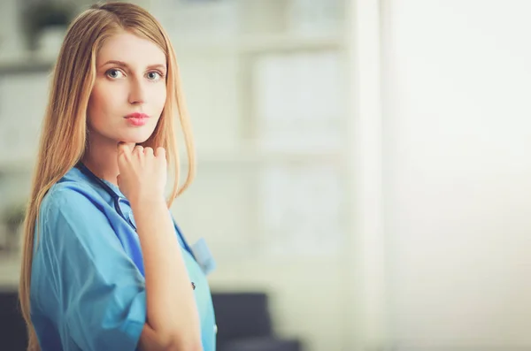 Portrait of woman doctor with folder at hospital corridor — Stock Photo, Image