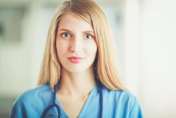Hastane koridorunda klasörlü kadın doktor portresi. — Stok fotoğraf