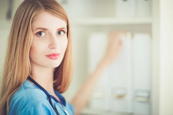 Portret kobiety z teczką w korytarzu szpitalnym — Zdjęcie stockowe