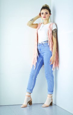 Güzel bir kadın portresi. Beyaz arkaplanda izole