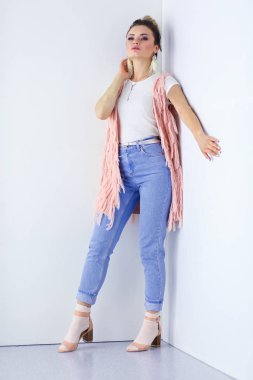 Güzel bir kadın portresi. Beyaz arkaplanda izole