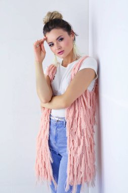 Güzel bir kadın portresi. Beyaz arkaplanda izole