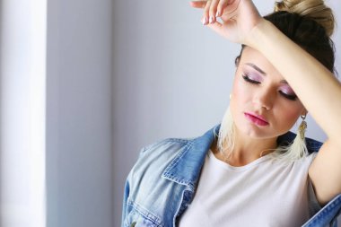 Pencerenin yanında duran güzel kadın portresi. Beyaz arka planda izole edilmiş.