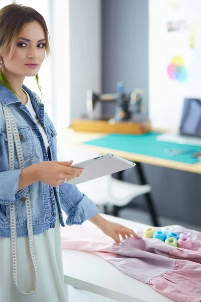 Diseñadora de moda mujer trabajando en sus diseños en el estudio —  Fotos de Stock