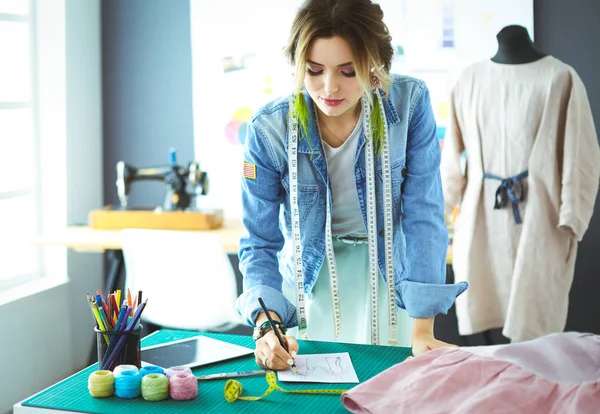 Diseñadora de moda mujer trabajando en sus diseños en el estudio —  Fotos de Stock