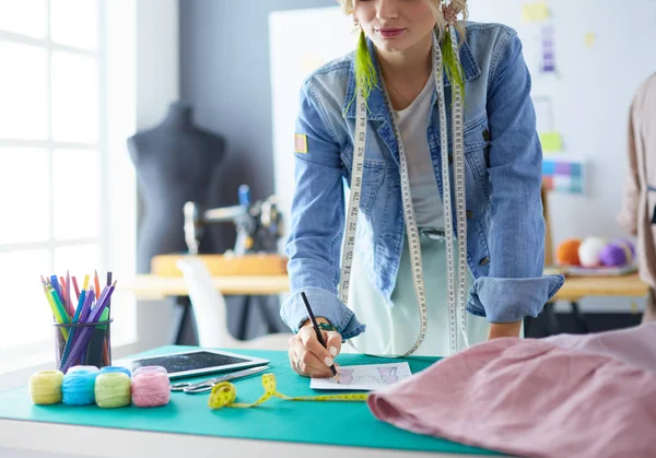 Diseñadora de moda mujer trabajando en sus diseños en el estudio — Foto de Stock