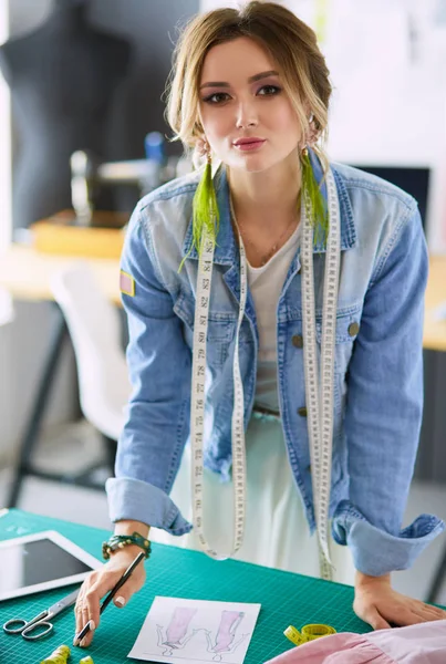 Diseñadora de moda mujer trabajando en sus diseños en el estudio — Foto de Stock