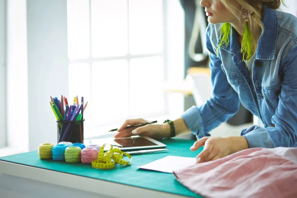 Fashion designer vrouw werkt aan haar ontwerpen in de studio — Stockfoto