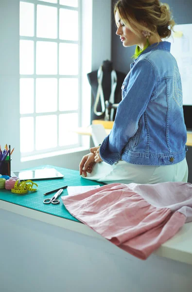 Modedesignerin arbeitet im Atelier an ihren Entwürfen — Stockfoto