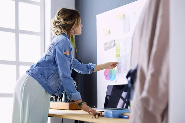 Módní návrhářka pracuje na svých návrzích ve studiu — Stock fotografie