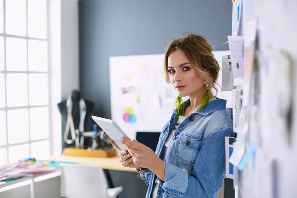 Diseñadora de moda mujer trabajando en sus diseños en el estudio —  Fotos de Stock