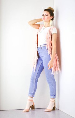 Güzel bir kadın portresi. Beyaz arkaplanda izole