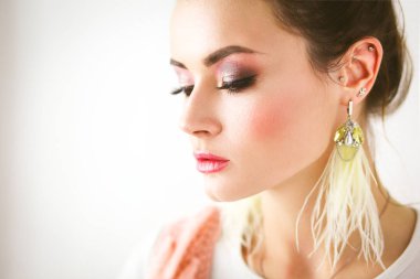 Güzel bir kadın portresi. Beyaz arkaplanda izole