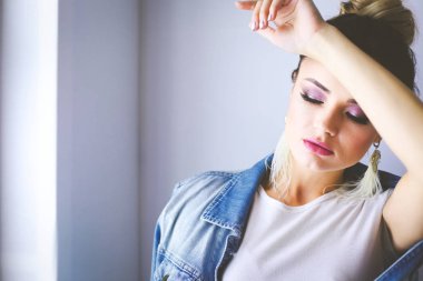 Pencerenin yanında duran güzel kadın portresi. Beyaz arka planda izole edilmiş.