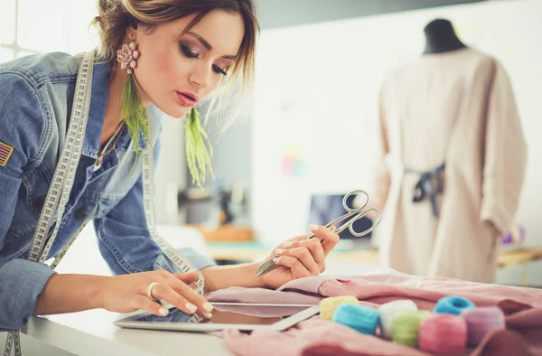 Mulher designer de moda trabalhando em seus projetos no estúdio — Fotografia de Stock