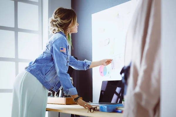 Módní návrhářka pracuje na svých návrzích ve studiu — Stock fotografie