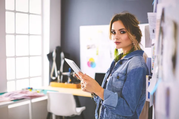 Projektantka mody pracuje nad swoimi projektami w studio — Zdjęcie stockowe