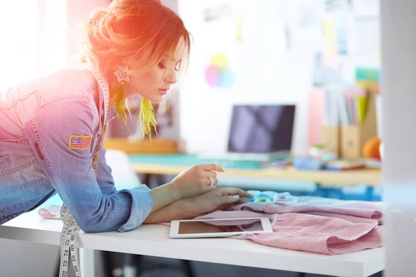 Fashion designer vrouw werkt aan haar ontwerpen in de studio — Stockfoto