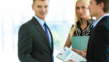 İş kadını ofiste ön planda duran