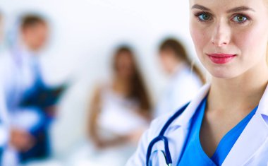 Kadın doktor hastanede dosyayla bekliyor.