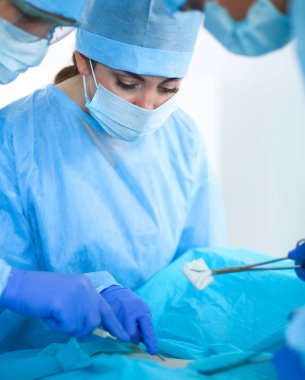 Genç ameliyat ekibi ameliyathanede. .