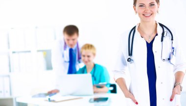 Tıp grubunun önünde çekici bir kadın doktor.