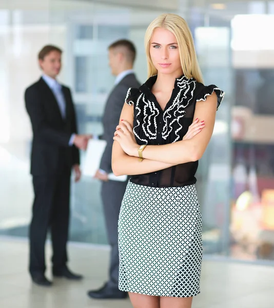 Zakenvrouw Permanent Voorgrond Office — Stockfoto