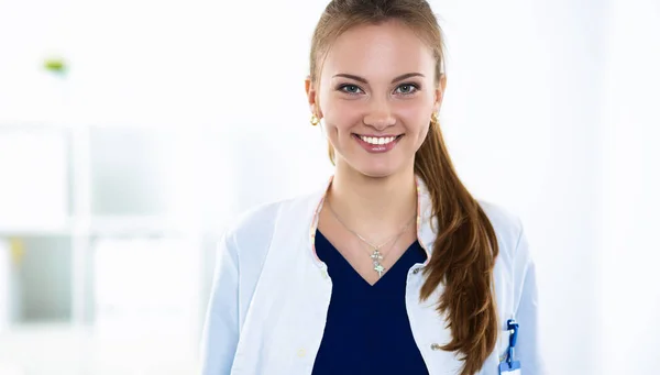 Attractive female doctor in front of medical group — Stock Photo, Image