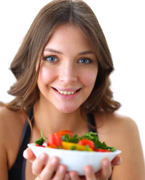 Ritratto di giovane donna sorridente con insalata di verdure vegetariana — Foto Stock