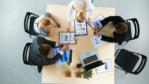 Portrait d'une jeune femme travaillant au bureau debout — Photo