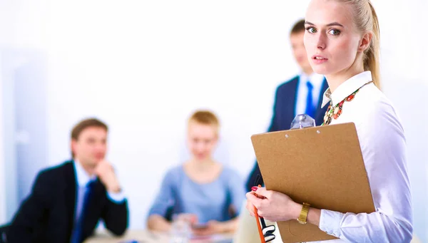 Portrait d'une jeune femme travaillant au bureau debout — Photo