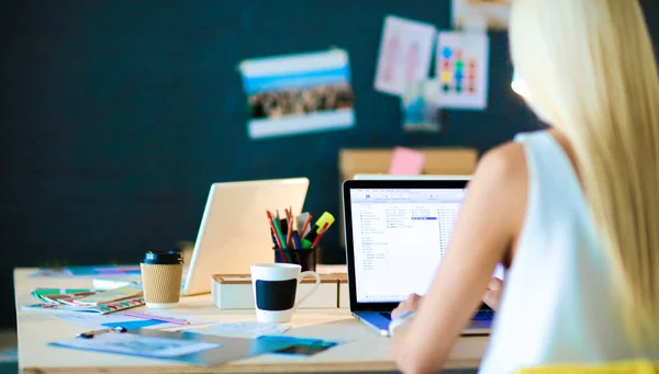 Diseñadores de moda trabajando en el estudio sentados en el escritorio — Foto de Stock