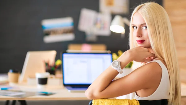 Diseñadores de moda trabajando en el estudio sentados en el escritorio — Foto de Stock