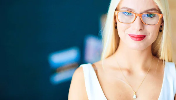 Retrato de una empresaria madura profesional ejecutiva sentada en la oficina — Foto de Stock