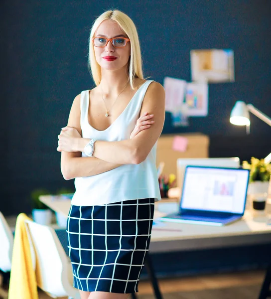 Retrato de una empresaria madura profesional ejecutiva sentada en la oficina — Foto de Stock